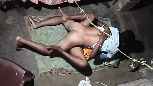 Ateşli Hintli evli kadın xxx video çekiyor