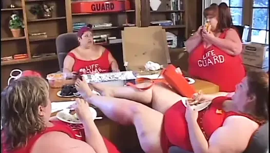 Çok çirkin xxx cankurtaran orta yaşlı seksi kadın yatak odasında sikişiyor