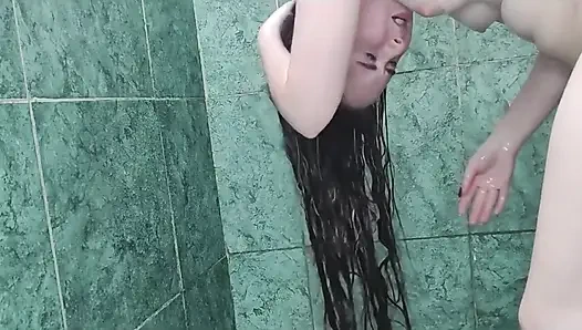 Saçımı yıkıyor, kurutuyor ve fırçalıyorum