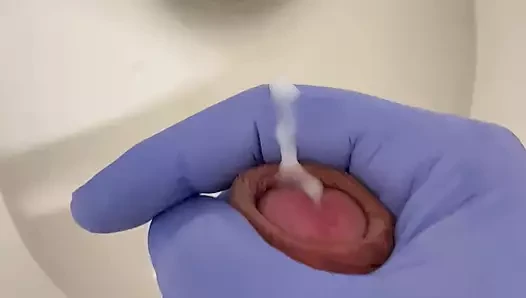 Doktor hastanedeki bir tuvalette lateks eldivenlerle mastürbasyon yapıyor