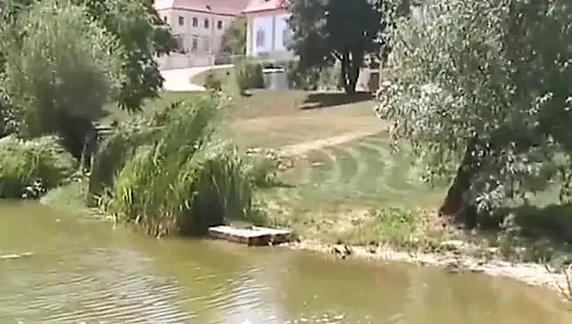 Sarışın kaltak açık havada işerken gözetleniyor