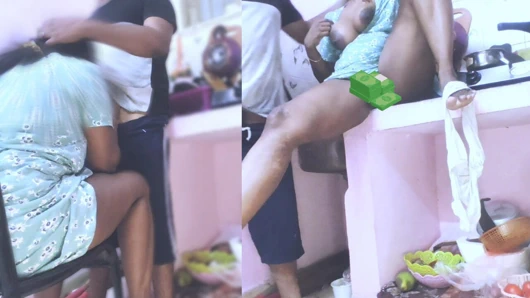 Tamil Hintli kız komşusuyla mutfakta, büyük götlü desi kız komşusuyla domaltarak sikişiyor