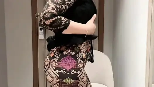 Sevgilimin siyah kebaya'sının dar vajinası