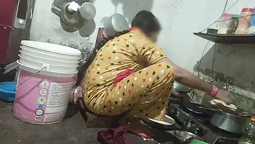 Üvey kız kardeş mutfakta yemek pişirirken