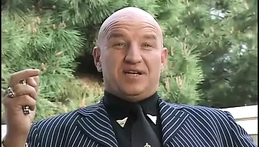 Beverly yaraklar götüne bir yarak sokuyor ve çıkarıyor. justin round