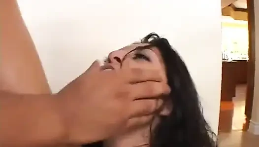 Seksi latin iki sert adam tarafından sert bir şekilde sikiliyor