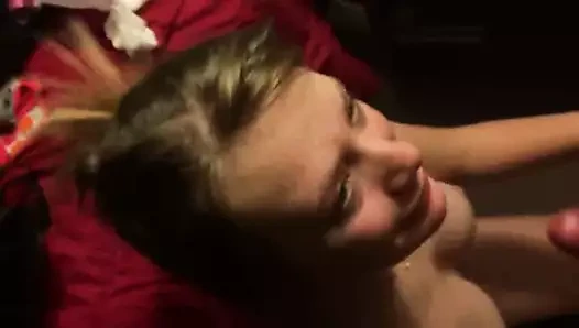 Pipeuse blonde appliquee fait juter son homme