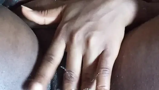 Banyo yapıyor ve amımı parmaklıyorum