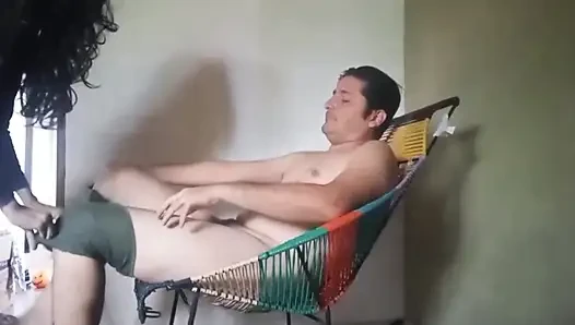 Yetersiz beslenen kadın bir yabancının yarağına tırmanıyor