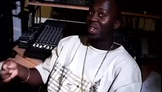 Siyah seks yalama sikişiyor, ağzına boşalıyor (tam orijinal film.)