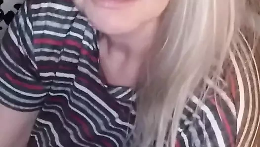 Ateşli orta yaşlı seksi kadın yatmadan önce mastürbasyon yapıyor!