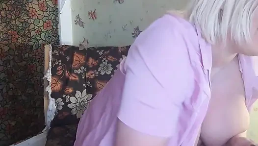 Üvey anne komşuya üvey oğlunu nasıl emmesini gösteriyor