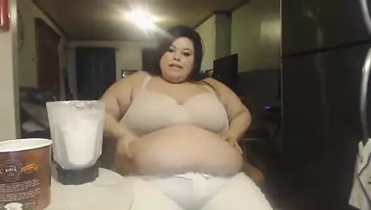 Bütün erkekleri bahçesine aldı