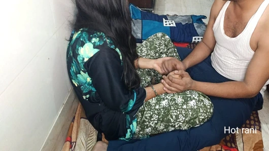 Chudai ile güzel kız kardeş, küçük amcık sert sikişiyor üvey kız kardeş üvey erkek kardeş yatak odasında