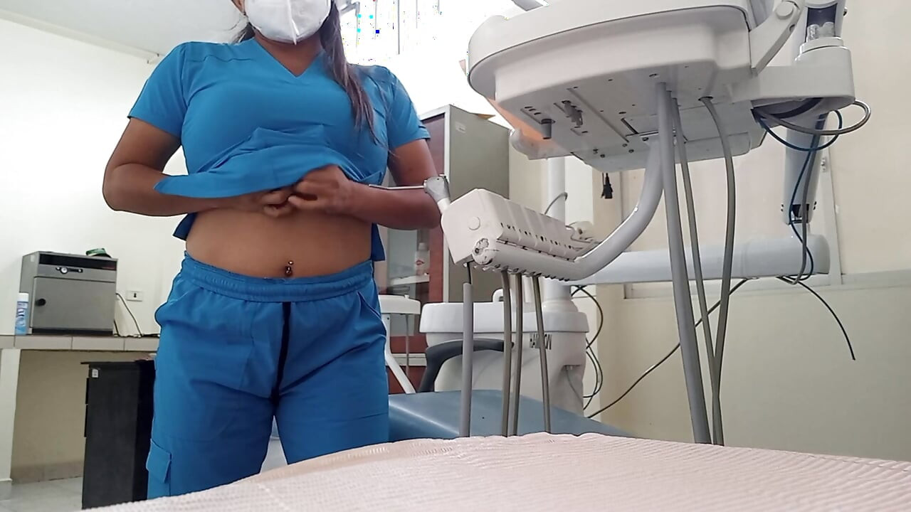 Diş öğrenci doktorun ofisinde mastürbasyon yapıyor