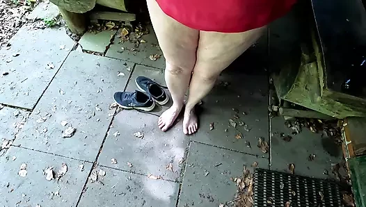 Piknikte göğüslerini dövüyor ve dudaklarını kırbaçlıyor