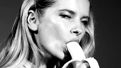 MAGDALENA CIELECKA BANANA BLOWJOB