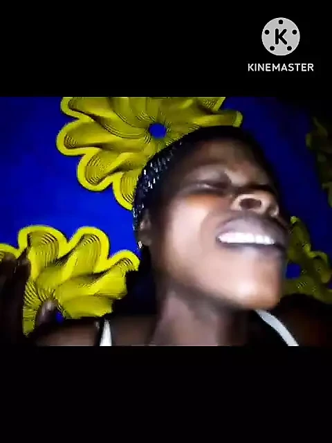 Üvey annemi vücut kıllarını tıraş ettikten sonra siktim. yüksek sesle inliyor
