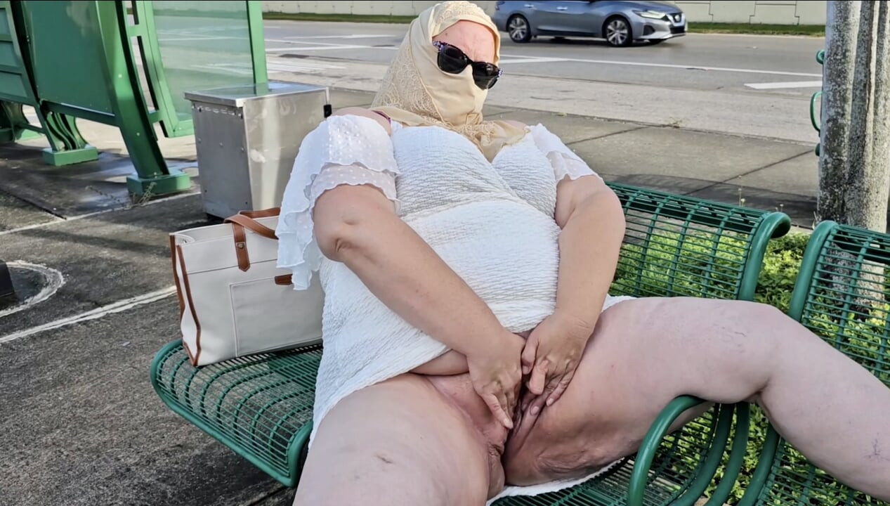 Jamdown26 - olgun tesettürlü orta yaşlı seksi kadın otobüs durağında açık havada büyük dildoyla mastürbasyon yapıyor