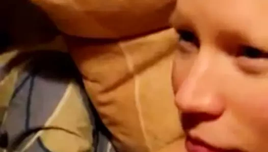 Yüzünde küçük horoz ateş yük