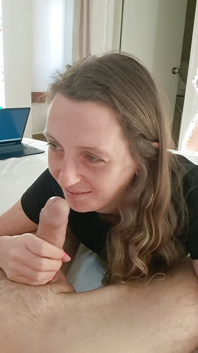 Onu yumuşaktan 9 inçe emiyor, yarağı çok büyük!