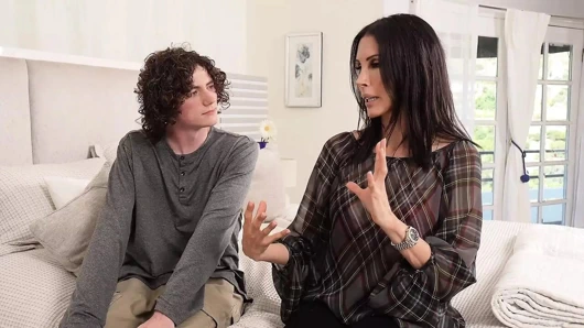 Auntjudysxxx - olgun üvey anne Shay Sights yanlışlıkla üvey oğluna yaramaz fotoğraflar gösteriyor