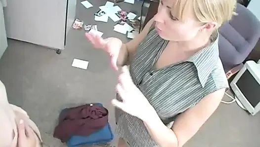 Edepsiz sarışın orta yaşlı seksi kadın için büyük genç bir yarak