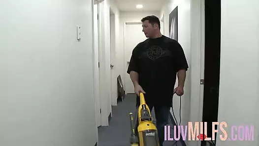 Sarışın sürtük tıraşlı amından sert sikiliyor