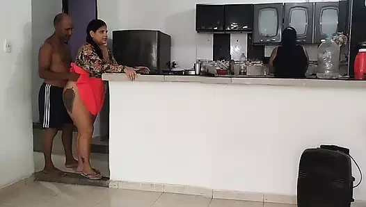 Sapık üvey baba üvey kızını ikiz üvey kız kardeşinin önünde fark etmeden sikiyor; O onun dadısı.