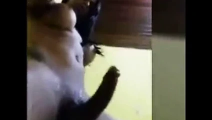 Büyük yaraklı t-kız mastürbasyon yapıyor