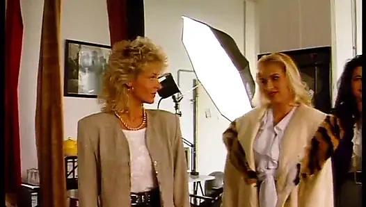 Klasik kızlar oyuncu seçmelerinde soyunuyor ve birbirlerine dokunuyor