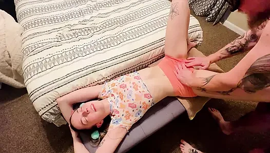 Gülünç derecede yoğun ev yapımı amatör fışkırtarak parmaklıyor og bebek durmamak için yalvarıyor! Kamera arkası değişiyor