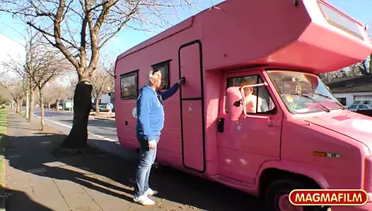 büyük göğüslü sarışın bebeğim alır beceriksizlik yaladı ve dövülerek