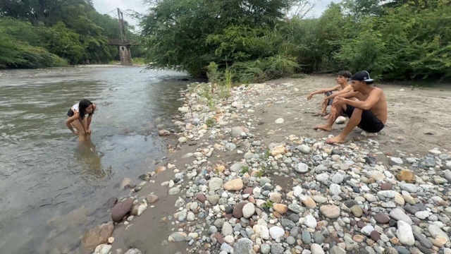 Bir çift genç yabancı açık alanda tanışıyor ve zengin bir anal üçlü seks yapıyor.