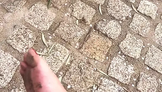 Kirli ayaklarımı temizliyordum...