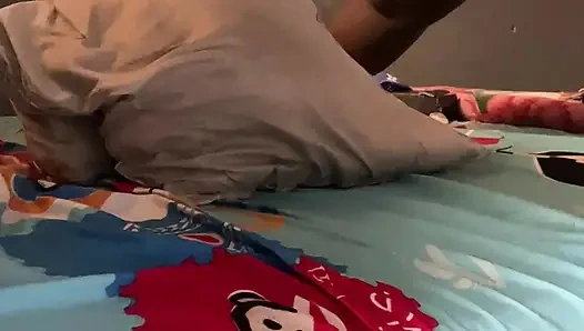 Kadife gölgede kıvrıyor