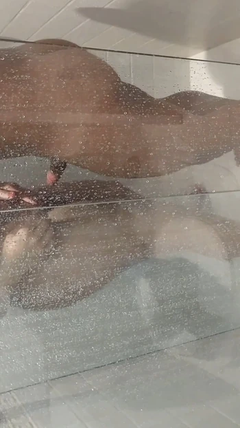 Моя очень возбужденная жена трет огромный член паренька без презерватива в ванной под шовейро, и я наблюдаю, как я мастурбирую в вкусном тройничке, она обожает 18-летних пареньков и играть с