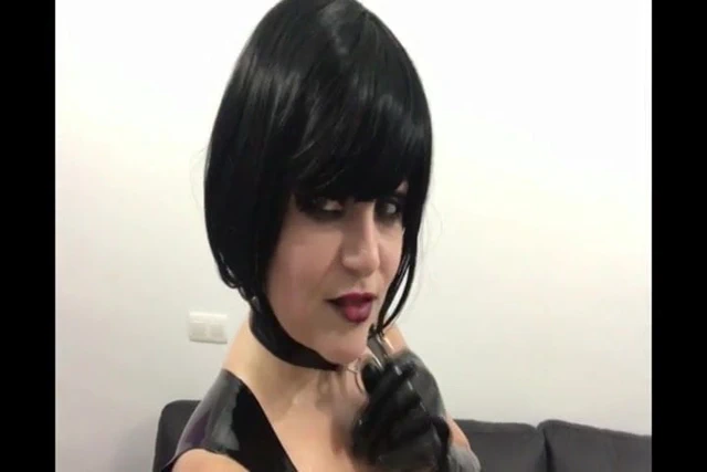 Kendimi bir usta lorenzo'nun lateks fahişesi olarak gösteriyorum