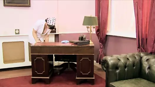 Kıvrımlı esmerler mastürbasyon yaparken yarı çıplak yerde