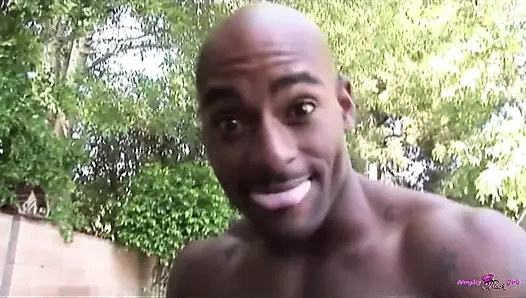 Arka bahçede tahrik edici seks yapan bu harika siyah ceylan hafta sonlarını nasıl geçiriyor