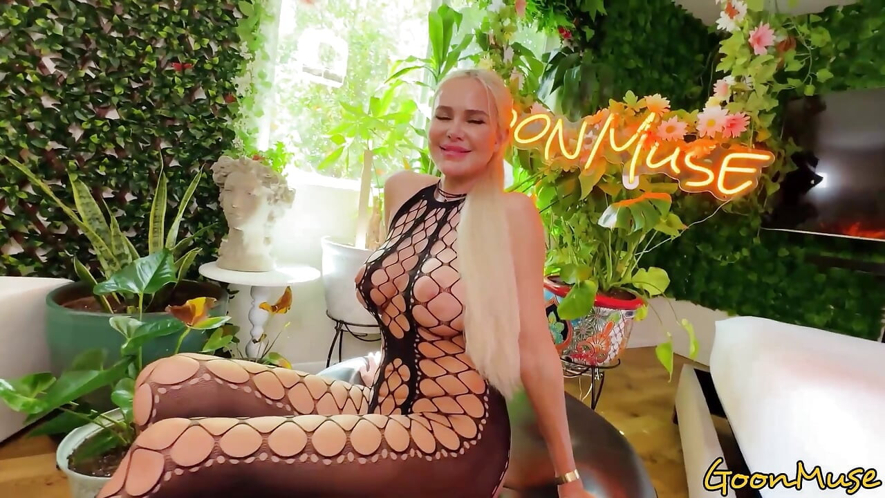Seksi Elisa Bethann lezzetli ödülünü alıyor