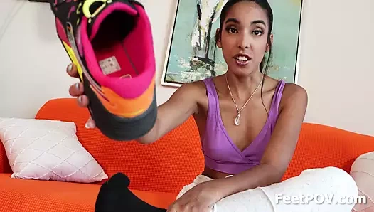 Claire'in götüne ve ayaklarına sakso çekiyor