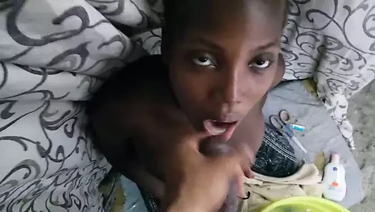 Büyük zenci yarağı gırtlağına kadar alıyor ve bakış açısıyla gırtlağına kadar sikişiyor