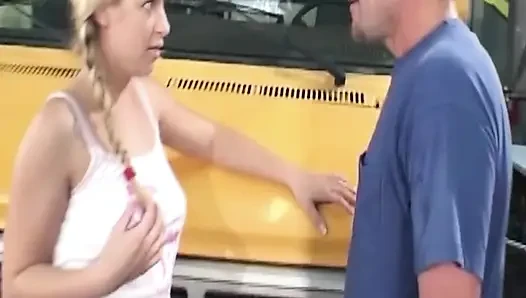 Olgun sarışın orta yaşlı seksi kadın büyük yarağa biniyor ve yüzüne boşaltıyor