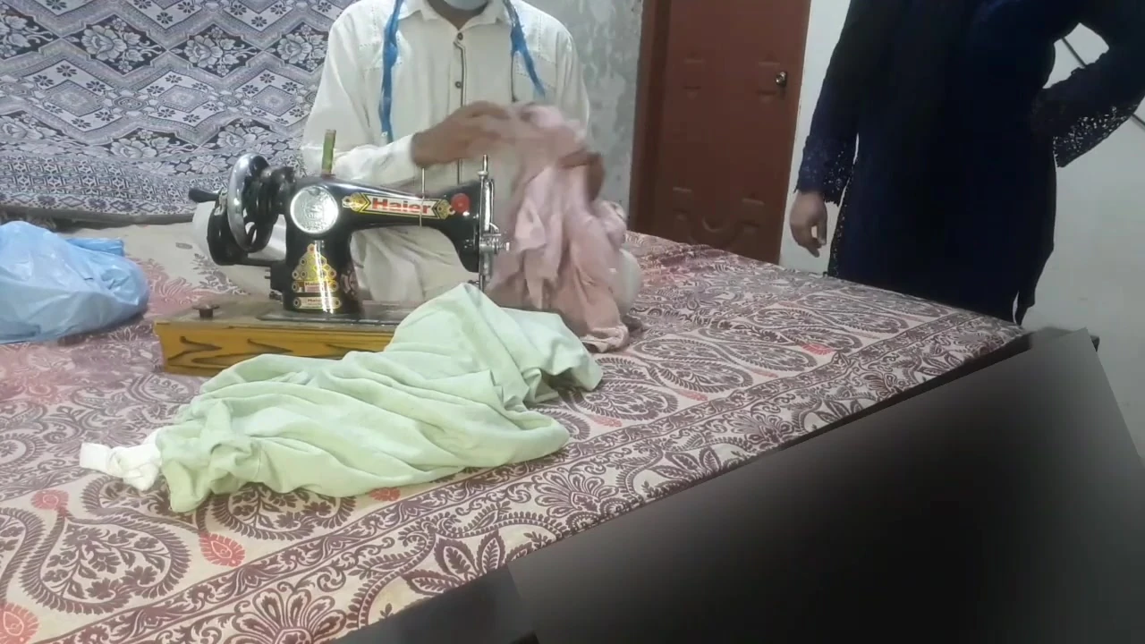 दर्जी ने भाभी का naap lete lete bhabhi hi ko chod dala