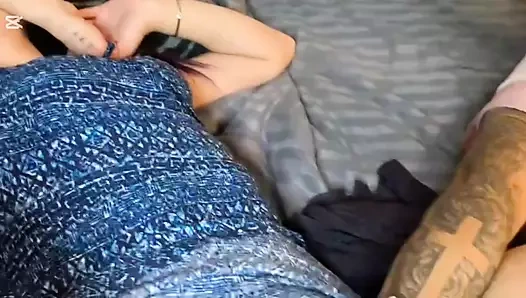 Daha fazla eğlence için kız arkadaşının amlarını değiştiriyor