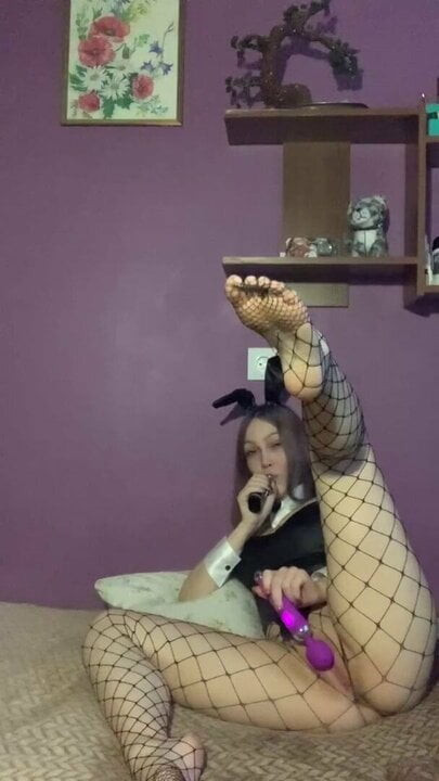 Sashasweet69 vapes içinde bir tavşan takım elbise ve masturbates kedi