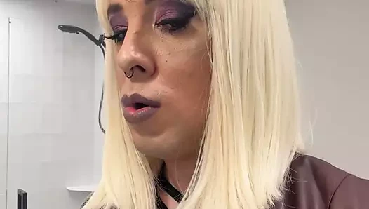 Nedensel femboy gece dışarı çıkmadan önce sigara içiyor