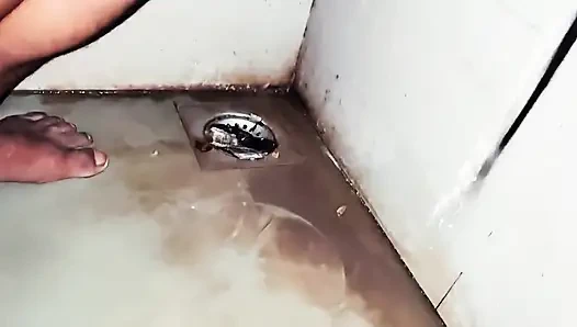 Hintli genç kız büyük tahta dildoyla sert sikişiyor ve yüksek sesle inliyor