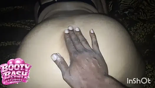 Büyük götlü iri güzel kadın anal kraliçe şişman götünü sallıyor